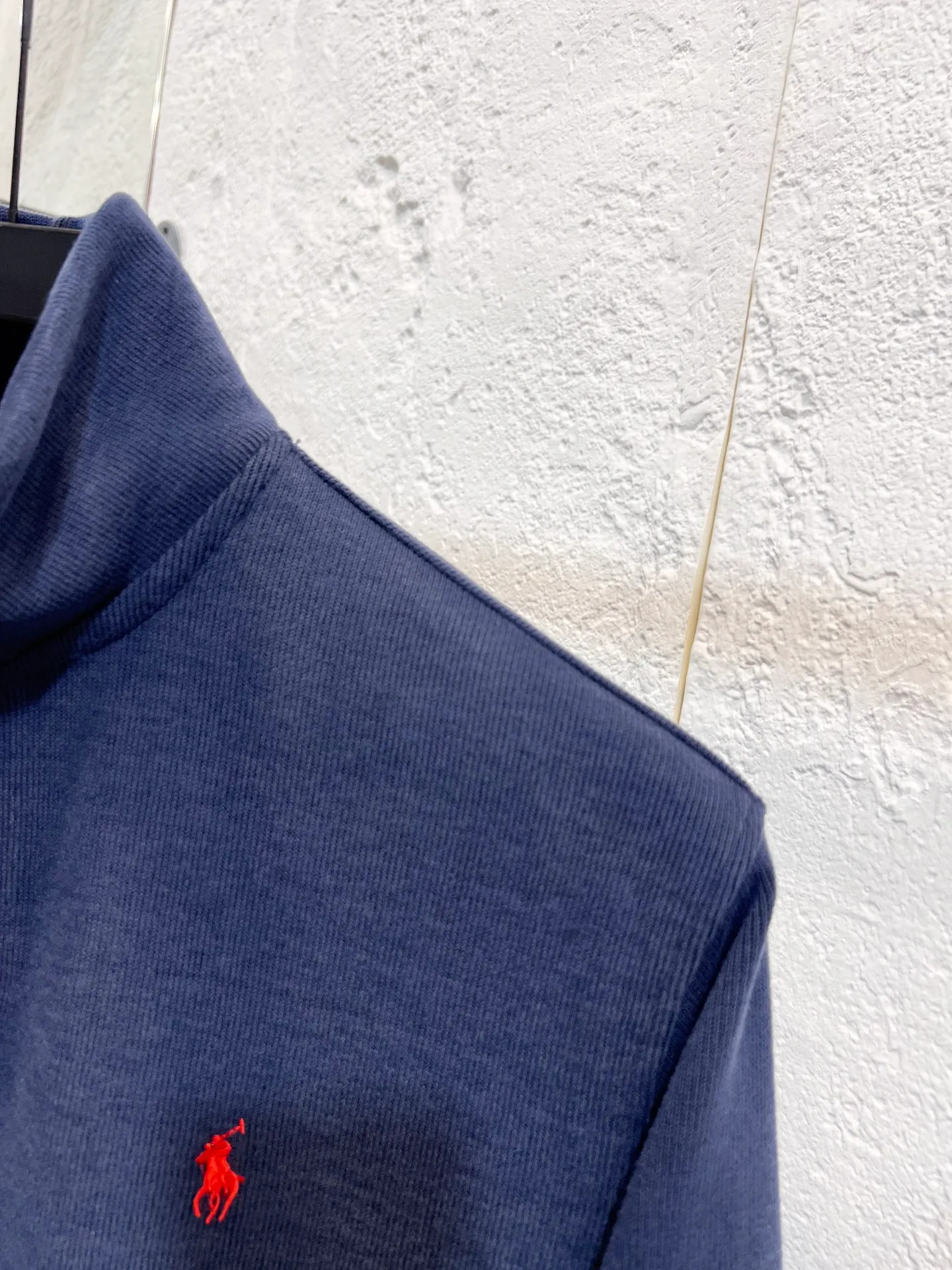 P196 Style number: T72 2235# Actual pictures! ! Ralph Lauren Minnie fabric long-sleeved half-zip sweatshirt. Color: black, oatmeal gray, camel, dark gray, light gray, navy blue, milk white. A total of 7 colors. Size: M-100-120 catties L-120-140 catties XL-140-160 catties 2XL-160-180 catties